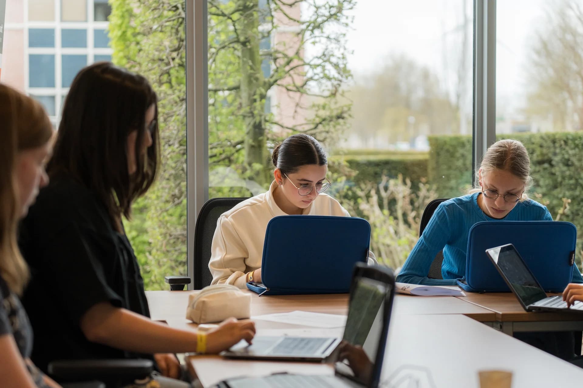 Leerlingen werken zelfstandig aan digitale opdracht tijdens Girlsday 2025