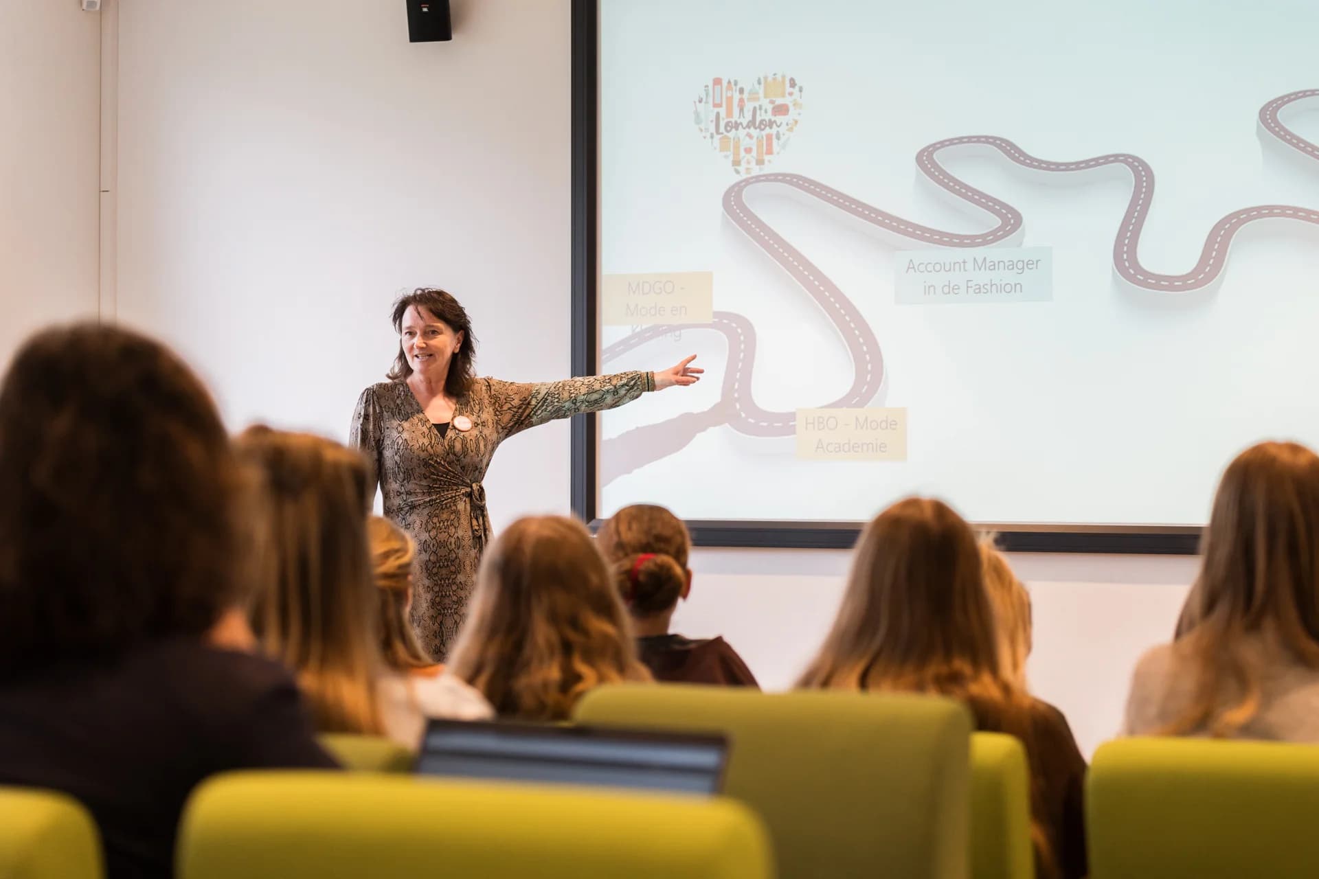 Vrouwelijke spreker geeft presentatie aan deelnemers van Girlsday bij 4PS