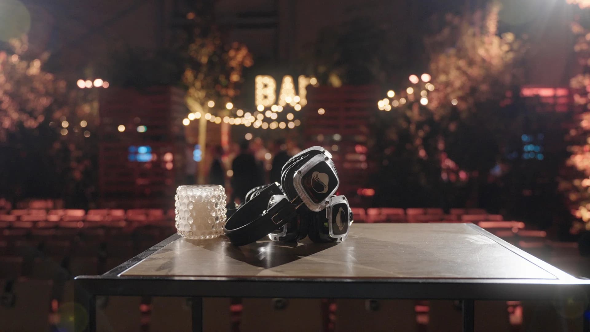 Koptelefoon op een tafel voor een verlicht podium.