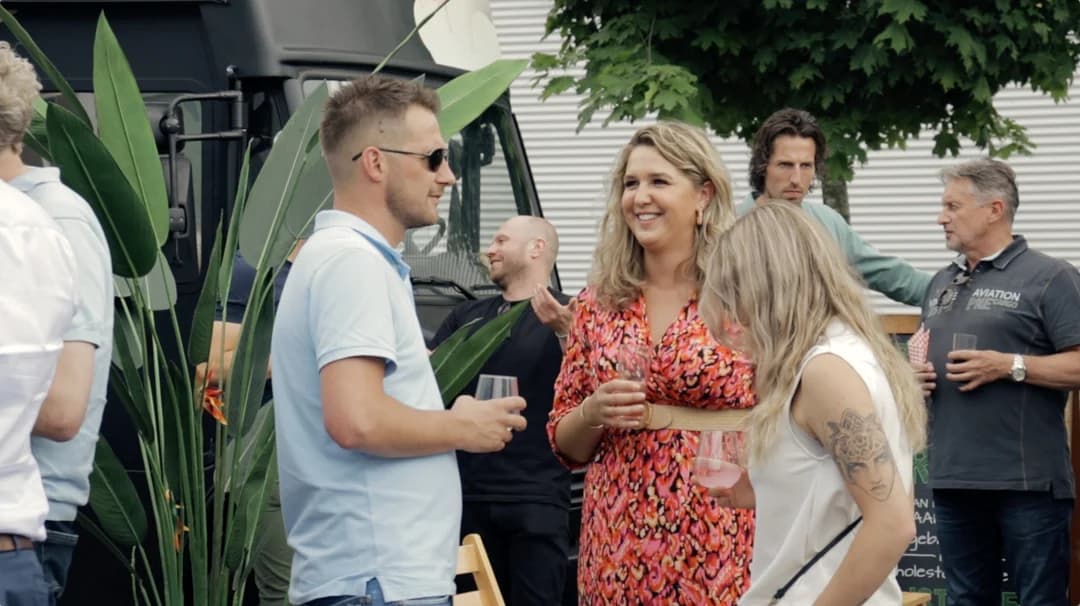 Gasten in gesprek tijdens het zomerfeest van 4PS in 2023.