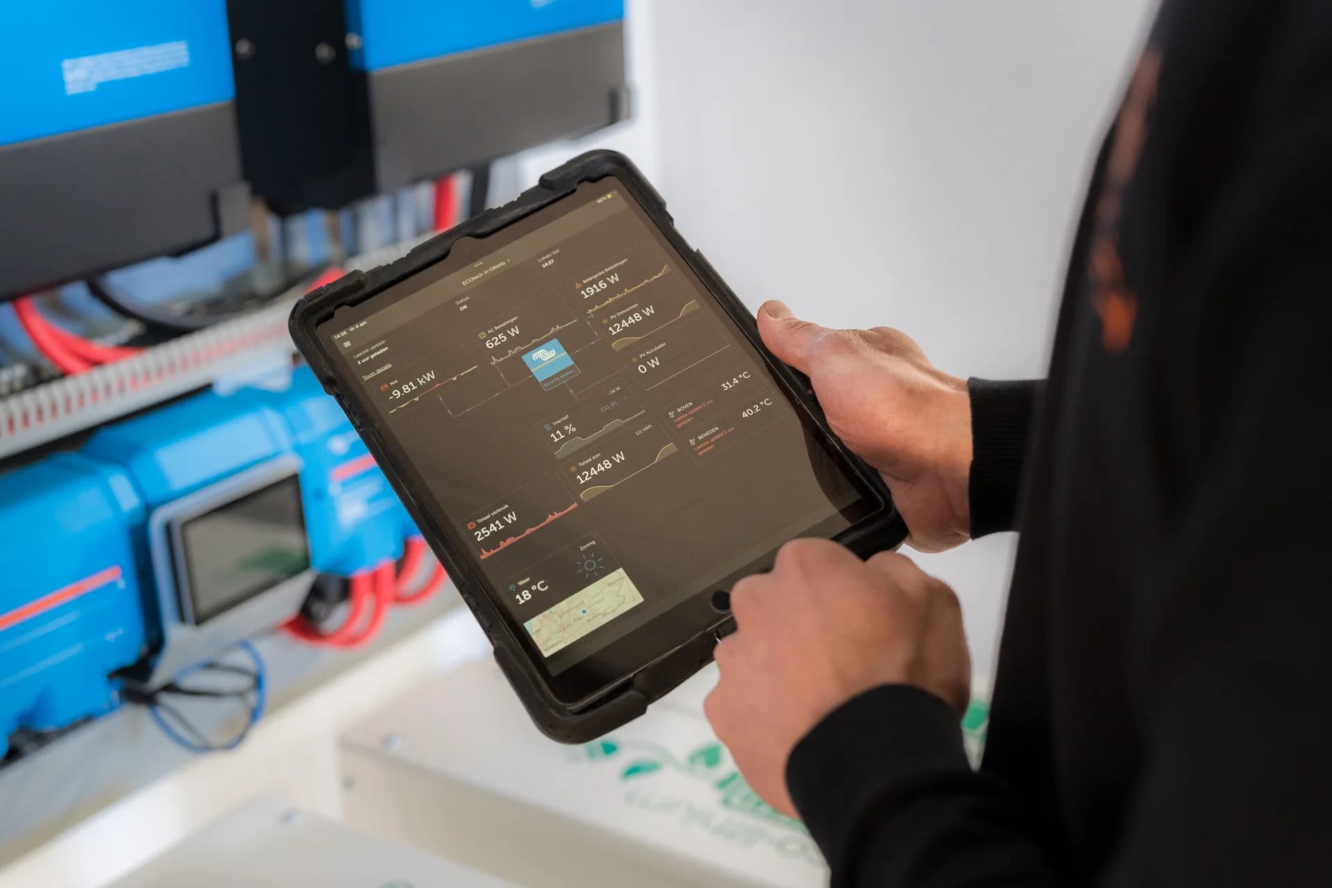 Tablet met monitoringsoftware voor energiemanagement, gefotografeerd door Visulions