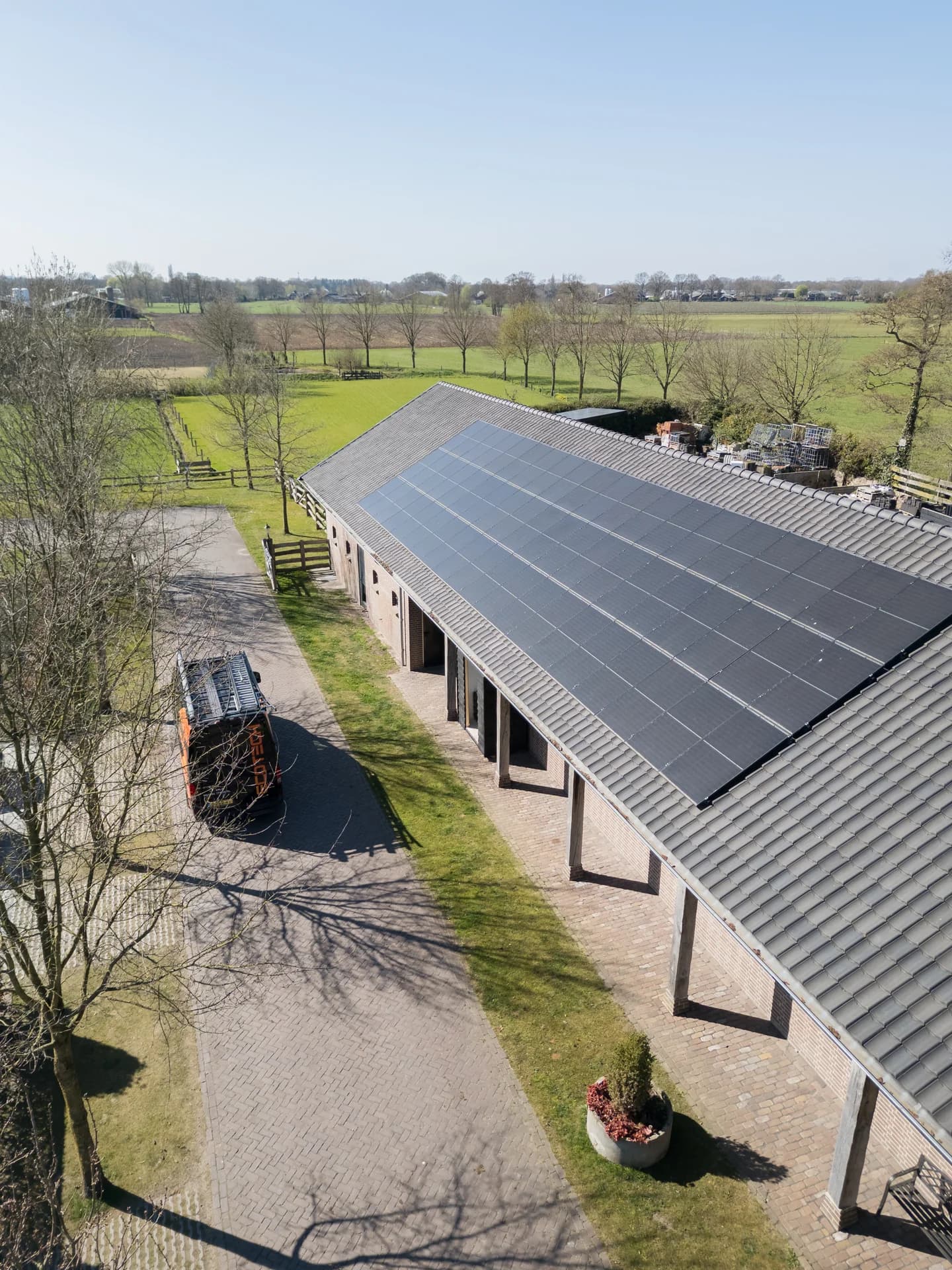 Dak met zonnepanelen in landelijke omgeving