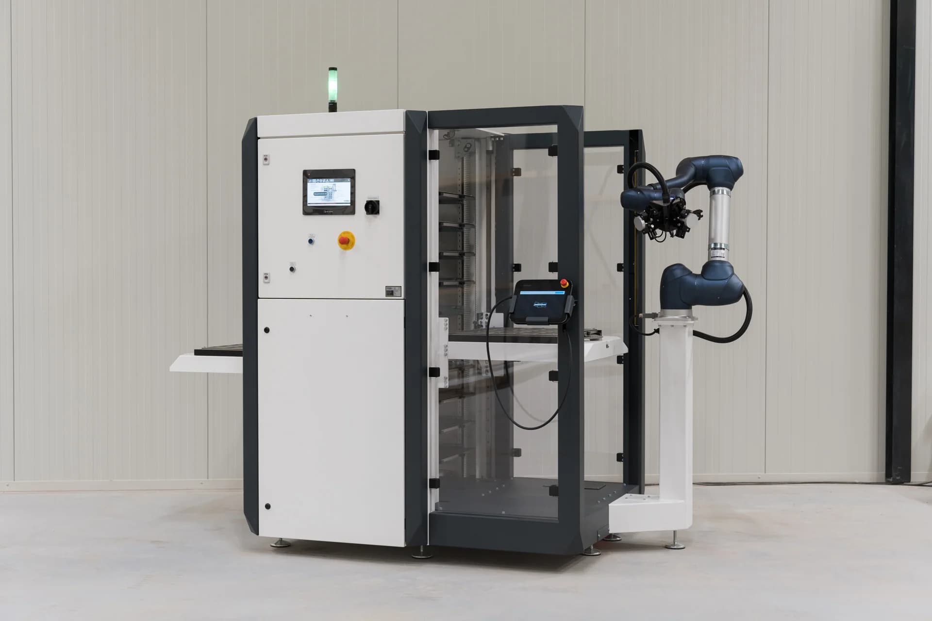Volledig vooraanzicht van de MetaLoader met robotarm en bedieningspanelen.