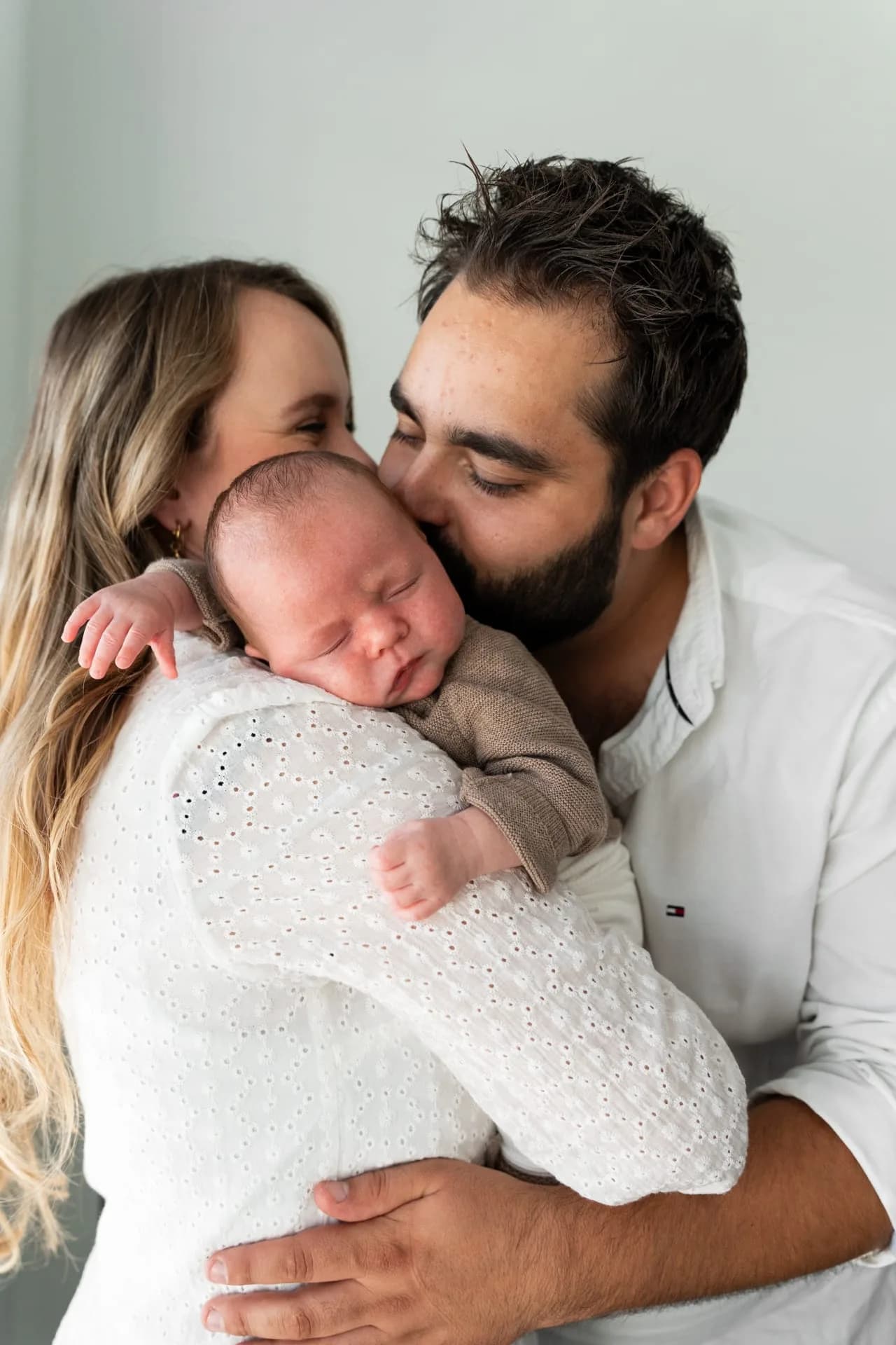 Baby Juda bij zijn ouders tijdens de newbornshoot