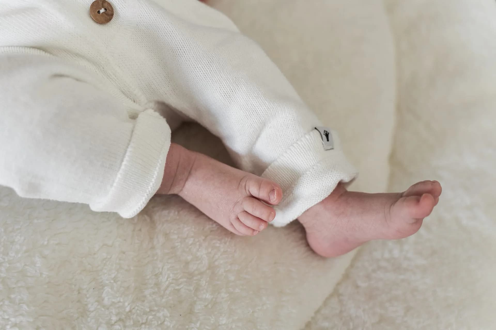 Voetjes van baby Juda op een lichte deken