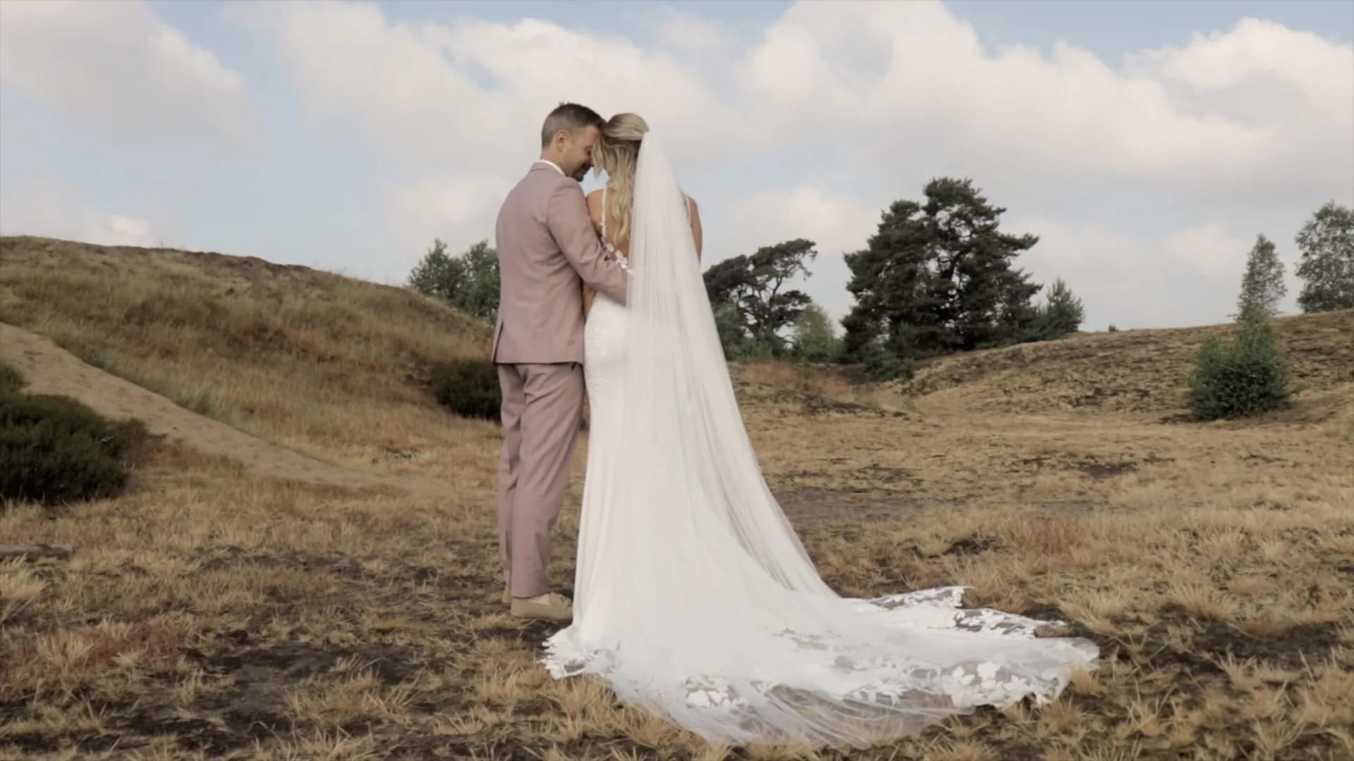 Beeld uit de trouwfilm van Ariska en Niels