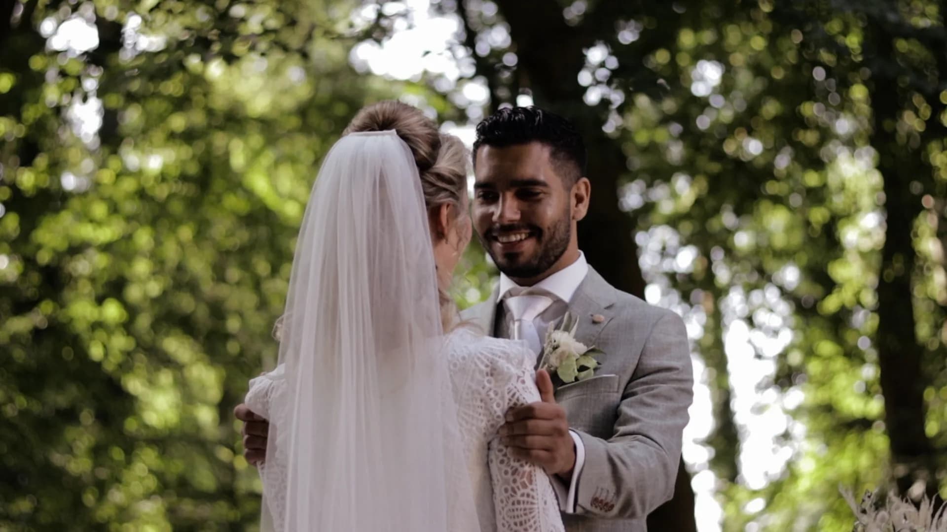 Rachel en Reza kijken elkaar aan op hun trouwdag
