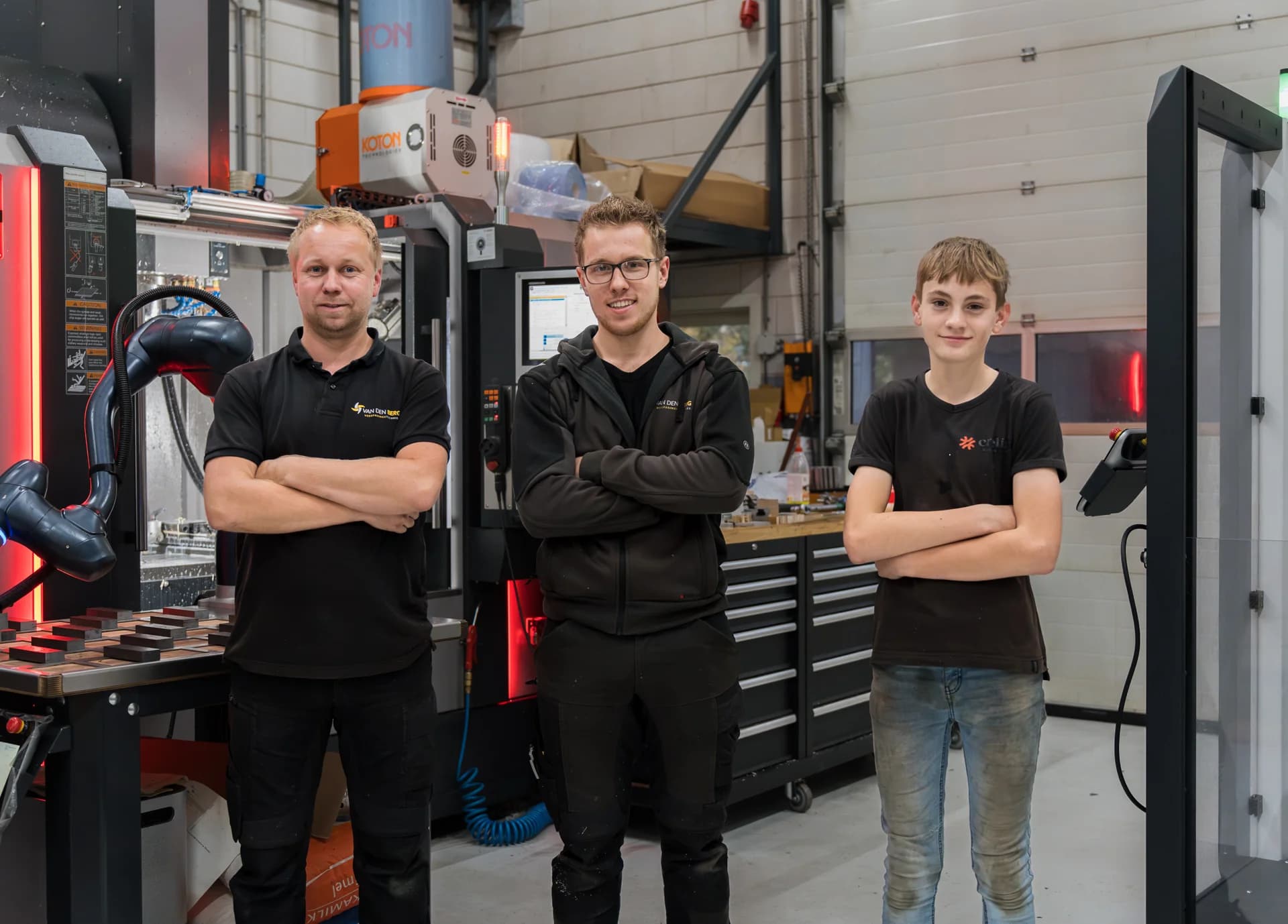 Team van Van den Berg Verspaningstechniek in de werkplaats.