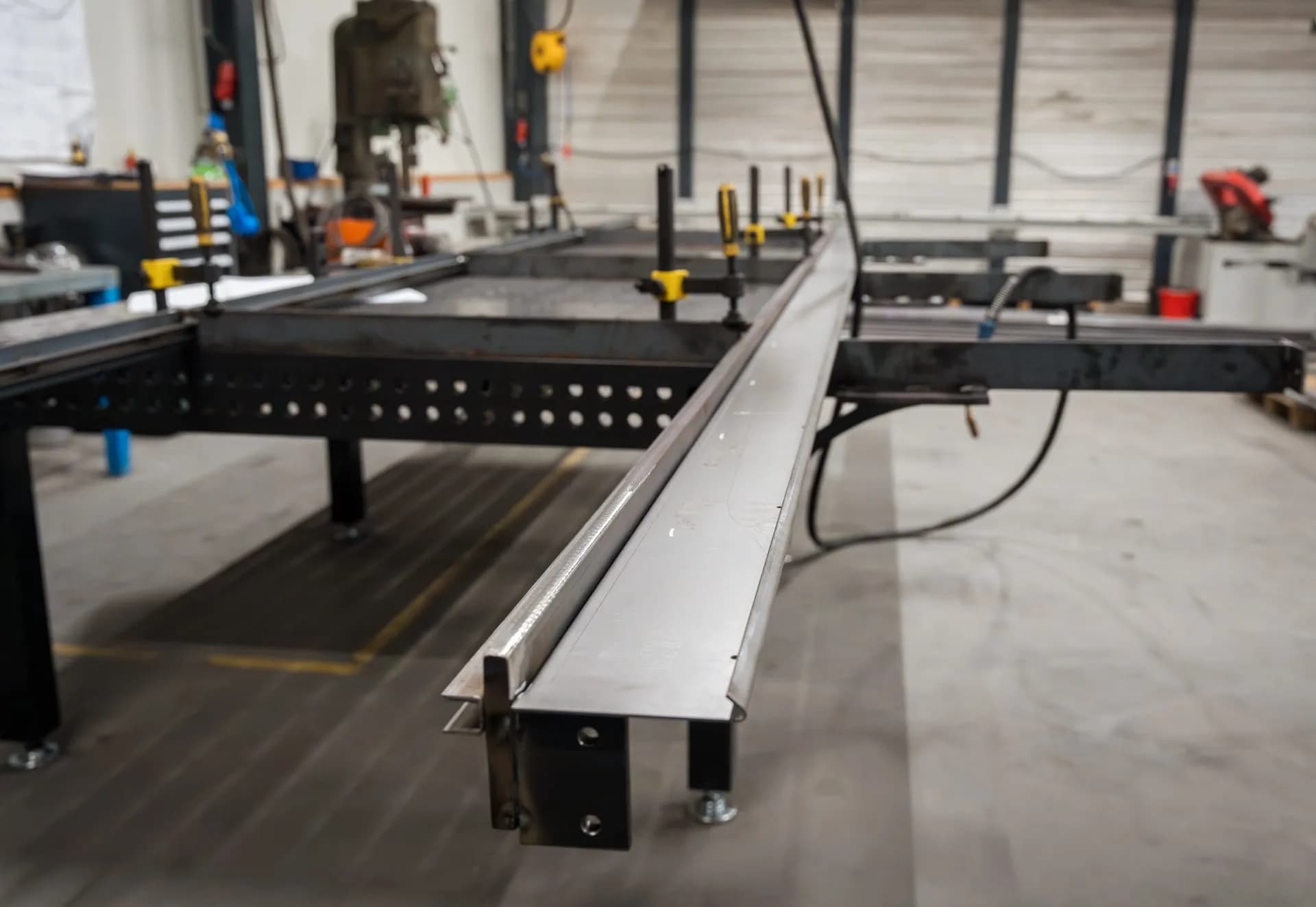 Metalen profielen op werktafels in de werkplaats