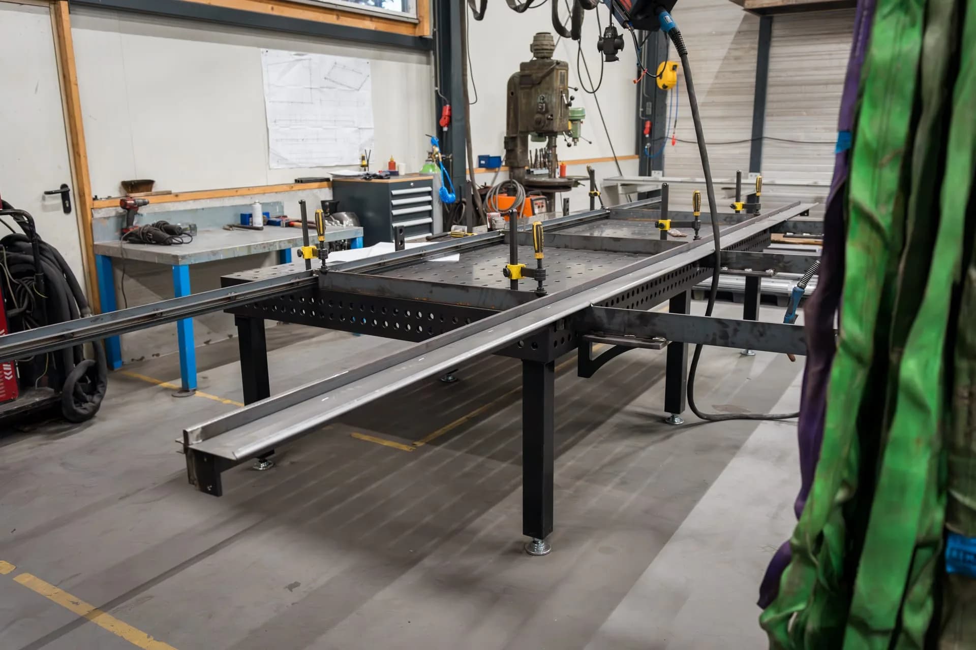 Metalen constructie op werktafels in de werkplaats