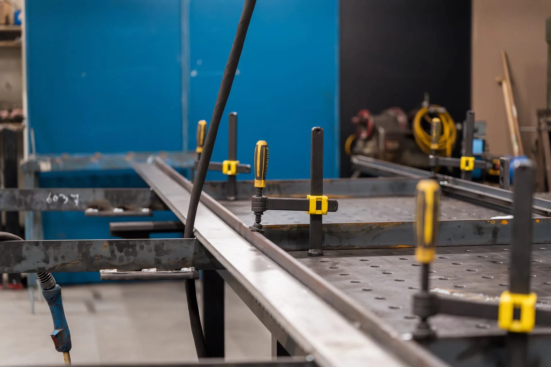 Metalen constructie vastgezet met lijmklemmen in de werkplaats