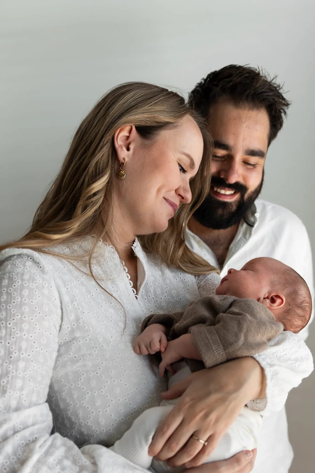 Baby Juda in de armen van zijn ouders