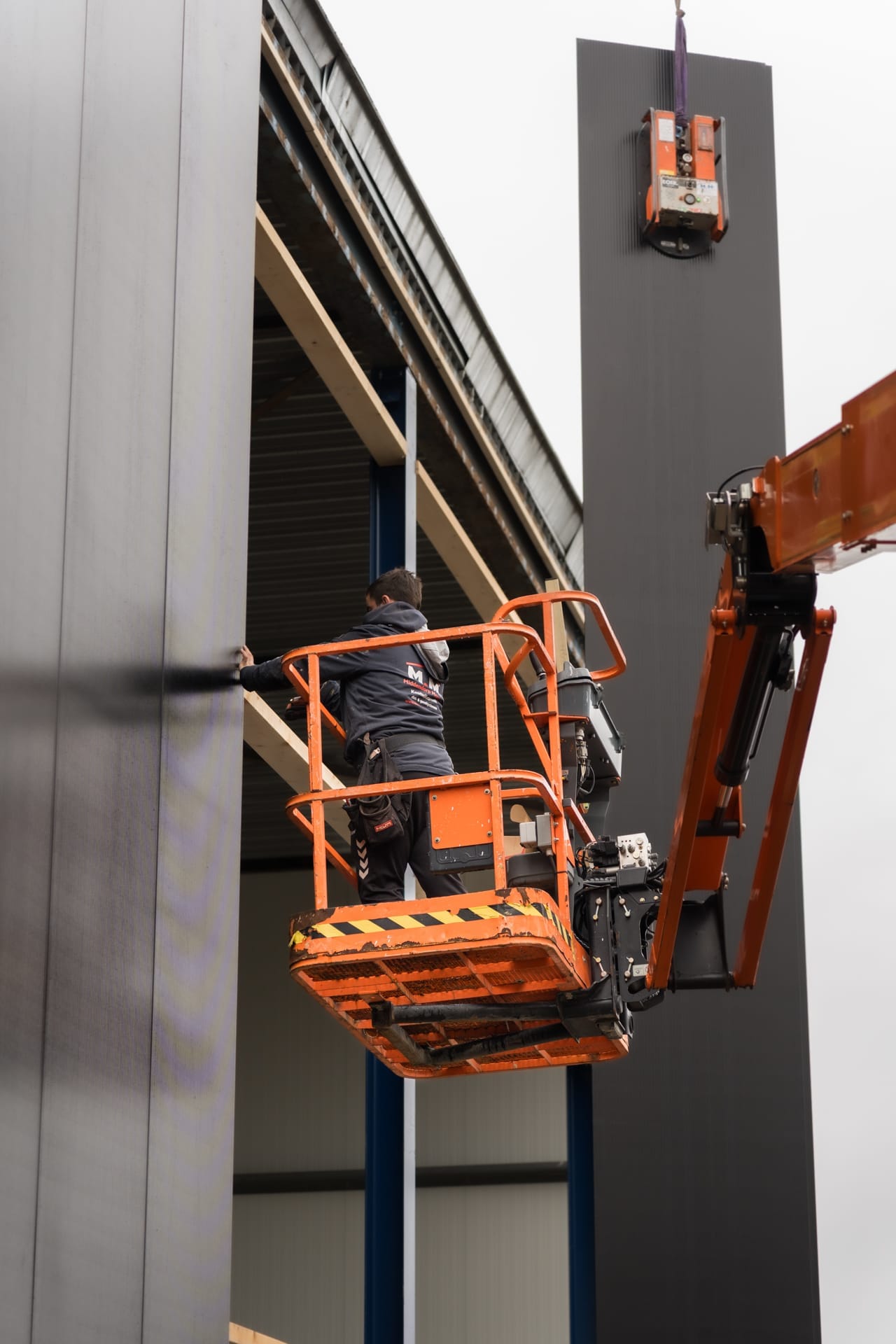 Vacature-content-Middendorp-Montage-Visulions-02751 Niels van Visulions is een bedrijfsfilm aan het maken.