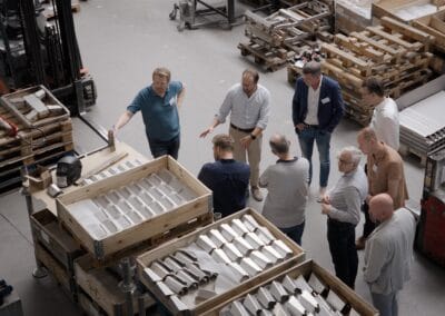 Groep ondernemers tijdens rondleiding in productieomgeving bij Iteq