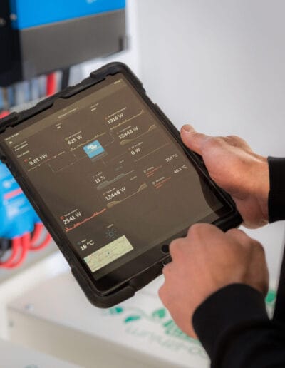Tablet met monitoringsoftware voor energiemanagement, gefotografeerd door Visulions