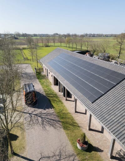 Dak met zonnepanelen in landelijke omgeving